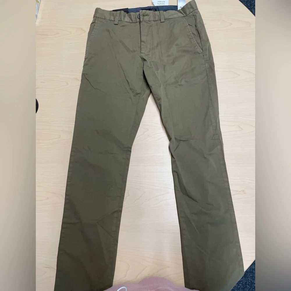 NWT Banana Republic Men's Khaki Chinos - 30x32 Classic khaki in neutral color